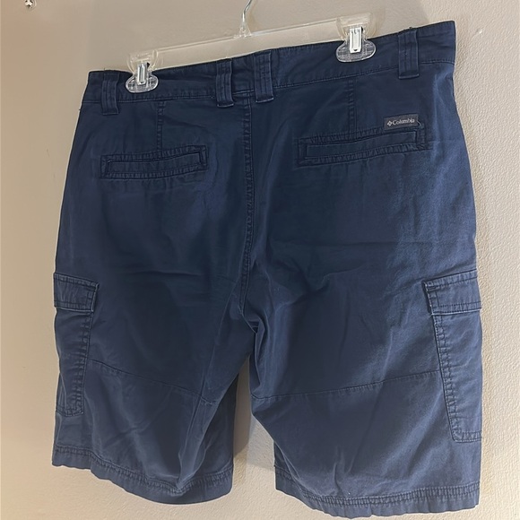 Columbia women’s Dark Blue Cargo Shorts - Picture 2 of 3